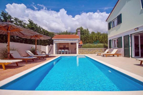 VILLA STOZAK, private heated pool, cinema room and sauna, 7 km from beach